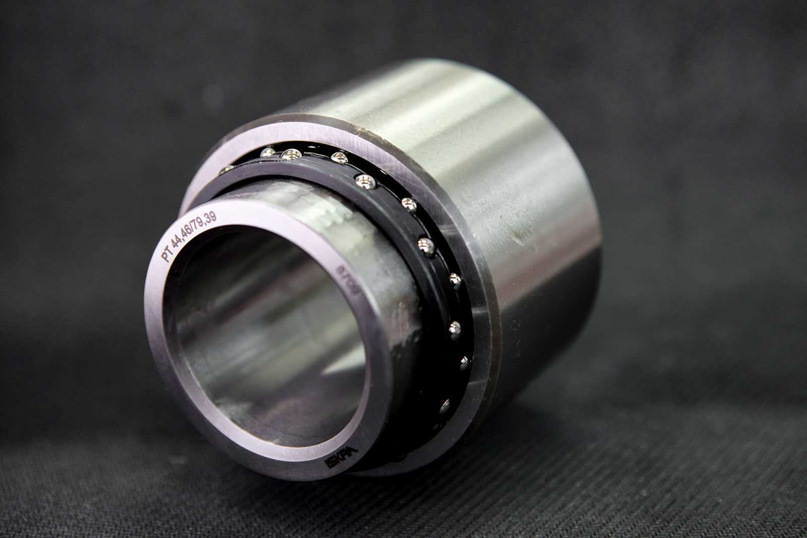 Axial cylindrical roller and spherical roller bearings